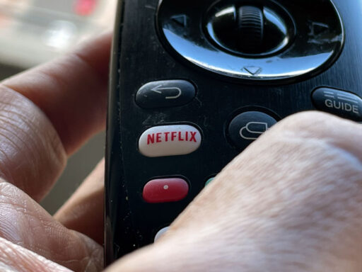 Imagen botón de netflix en el control remoto